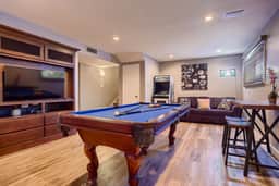 5 min to Old Town l Heated Pool l Spa l Game Room l Putting Green - Image 3