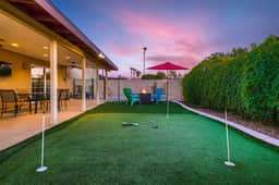 5 min to Old Town l Heated Pool l Spa l Game Room l Putting Green - Image 4