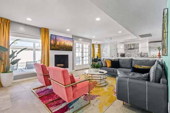 Modern Retreat Minutes from Shopping Dining & Golf - Image 1
