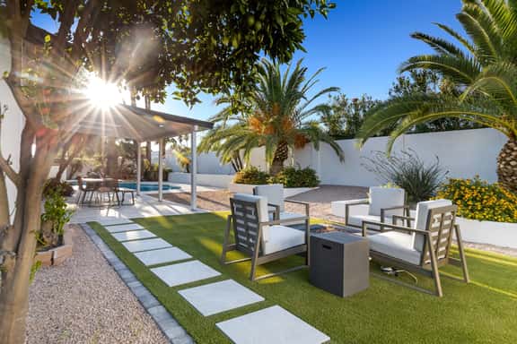 Minutes from Shopping, Dining & Golf - Image 1