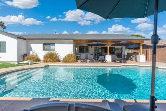 5 min to Old Town + Pool + Putting Green + BBQ - Image 1
