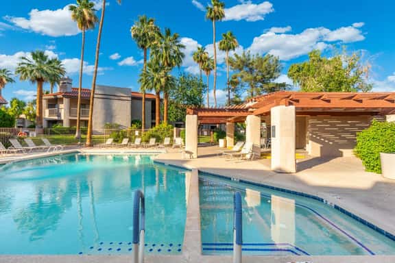 Central 2BR Condo Near Golf, Shopping & Nightlife - Image 1