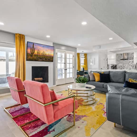 Modern Retreat Minutes from Shopping Dining & Golf - Image 1