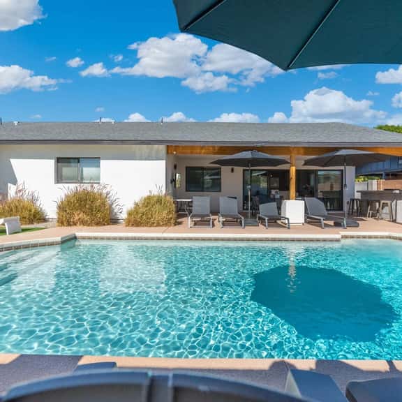 5 min to Old Town + Pool + Putting Green + BBQ - Image 1