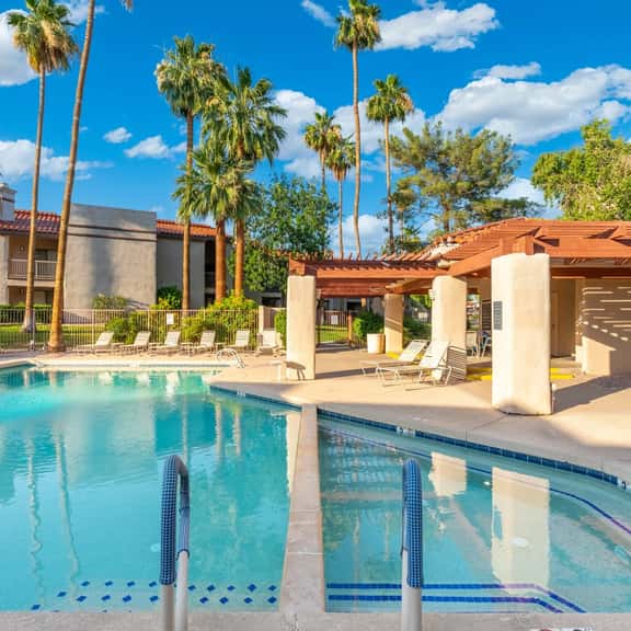 Central 2BR Condo Near Golf, Shopping & Nightlife - Image 1