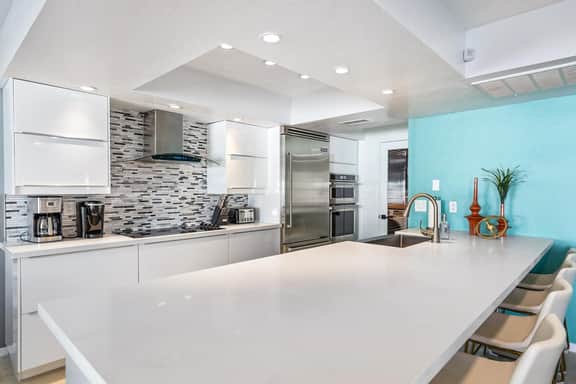 Modern Retreat Minutes from Shopping Dining & Golf - Image 4
