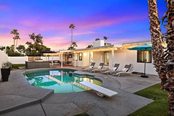 Modern Retreat Minutes from Shopping Dining & Golf - Image 2