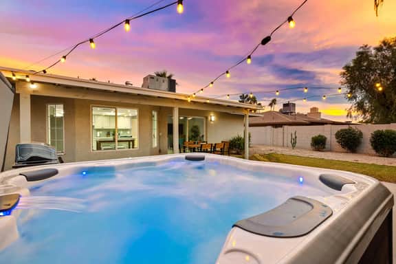 Minutes from Shopping, Dining & Golf + Hot Tub - Image 3