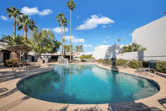 The Cozy Cactus l 5 min to Old Town l Pool l Hot Tub - Image 2