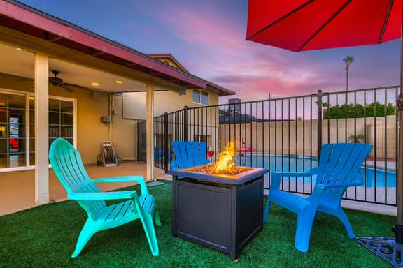 5 min to Old Town l Heated Pool l Spa l Game Room l Putting Green - Image 2