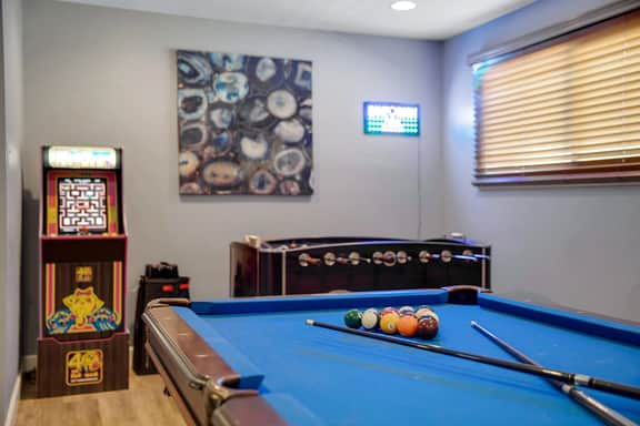 5 min to Old Town l Heated Pool l Spa l Game Room l Putting Green - Image 5