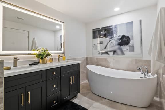 Black & Gold Luxe | No Stairs | Pool & Spa - Image 5